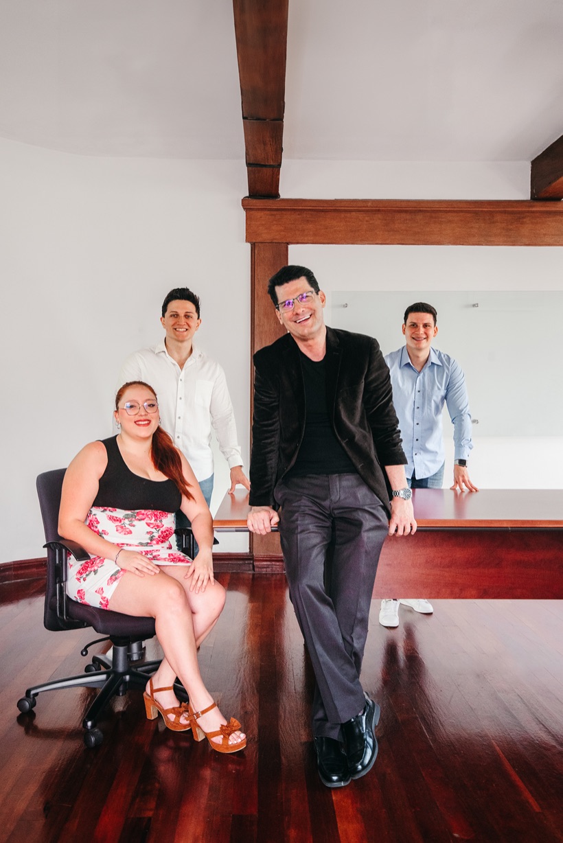 Parte del equipo de Aditum conversando en la oficina