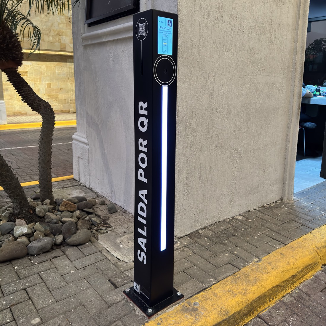 Pedestal with a screen to scan the QR code when leaving the condominium